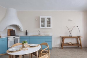Oven, stovetop, highchair, cookware/dishes/utensils - Blue 3, Morfes Luxury Apartments (Tinos)