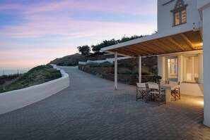 Outdoor dining - Blue 3, Morfes Luxury Apartments (Tinos)