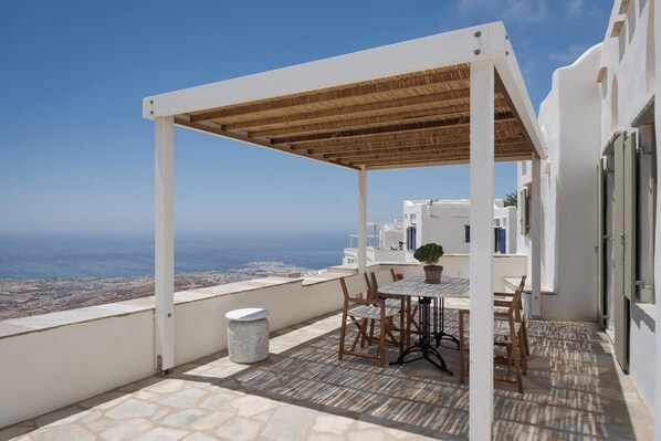 Outdoor dining - Green 1, Morfes Luxury Apartments (Tinos)
