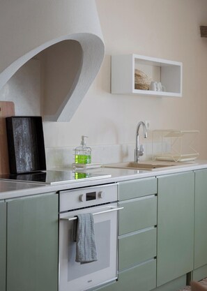 Oven, stovetop, coffee/tea maker, highchair - Green 2, Morfes Luxury Apartments (Tinos)