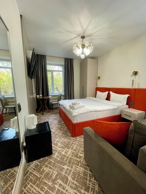 Driepersoonskamer, uitzicht op de stad | Verduisterende gordijnen, een strijkplank/strijkijzer, gratis wifi