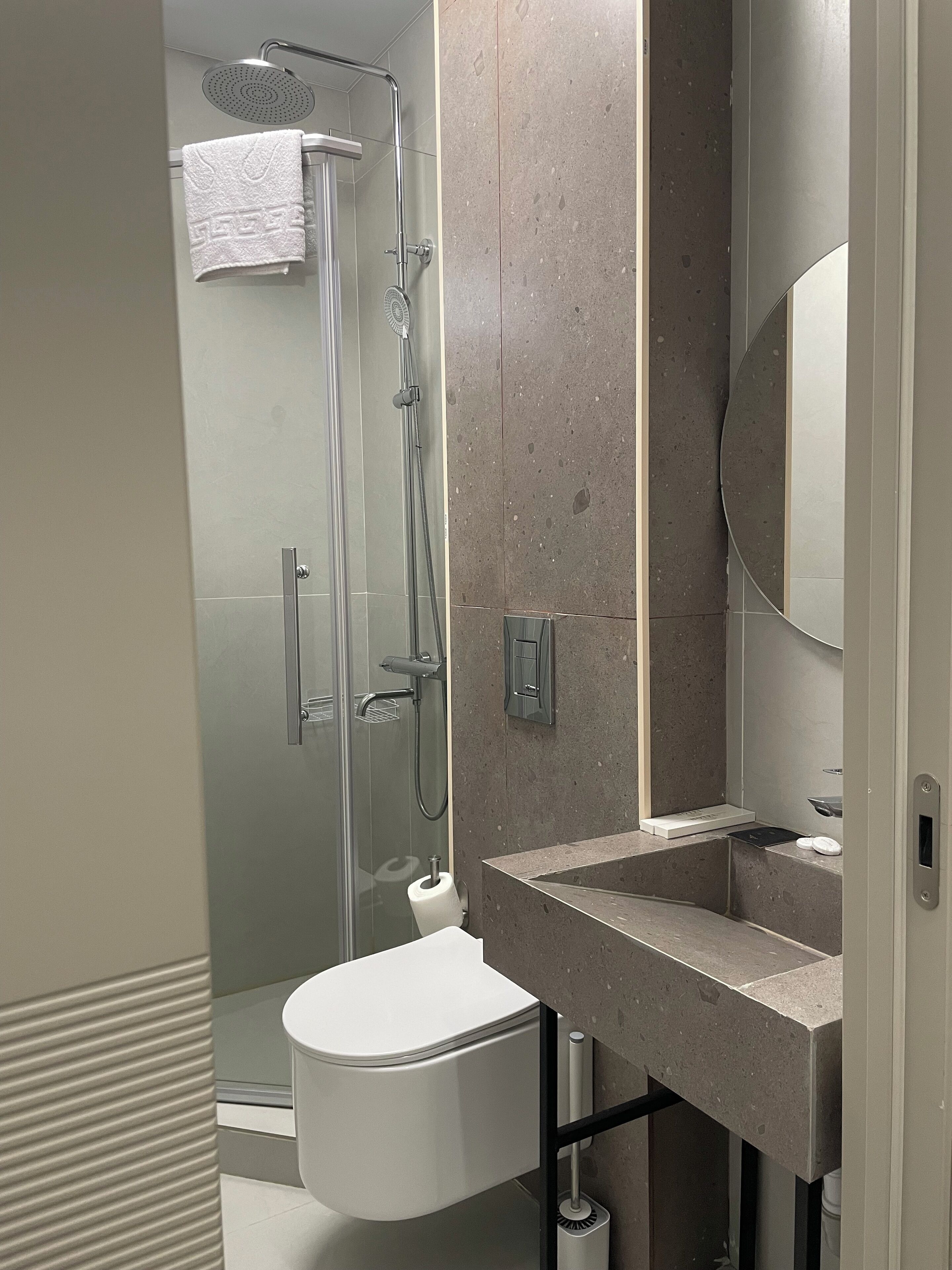 Værelse til 3 personer - byudsigt | Badeværelse | Bruser, brusehoved med spredningseffekt, gratis toiletartikler