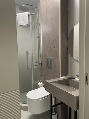 Værelse til 3 personer - byudsigt | Badeværelse | Bruser, brusehoved med spredningseffekt, gratis toiletartikler