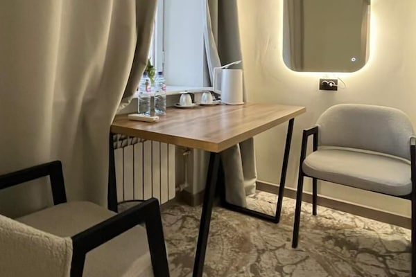 Minibar, escritorio y espacio para trabajar con laptop