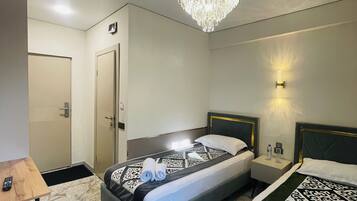 Minibar, escritorio y espacio para trabajar con laptop