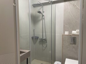 Dusche, Regendusche, kostenlose Toilettenartikel, Haartrockner