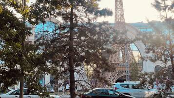 Habitación doble, vista a la ciudad | Cortinas blackout, tabla de planchar con plancha y wifi gratis