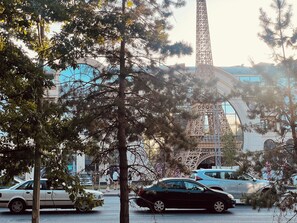 Habitación doble, vista a la ciudad | Cortinas blackout, tabla de planchar con plancha y wifi gratis