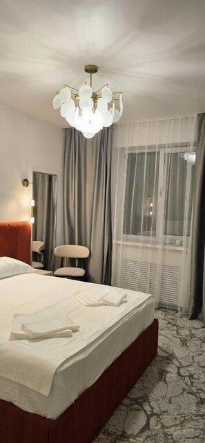 ستائر تعتيم ومكواة/لوح كي وواي فاي مجانًا