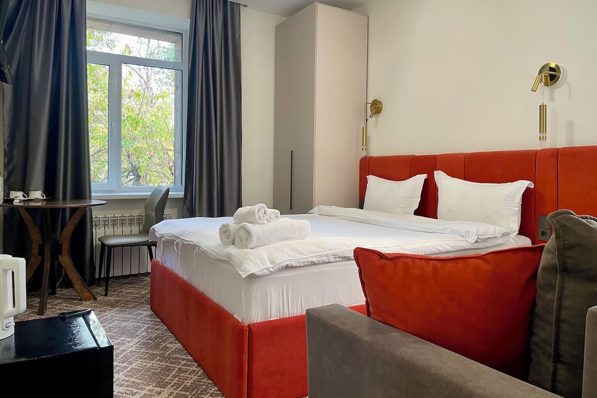 Üç Kişilik Oda, Şehir Manzaralı | Minibar, masa, dizüstü bilgisayar çalışma alanı, güneşlik/perde 