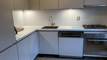 Fridge, oven, stovetop, dishwasher
