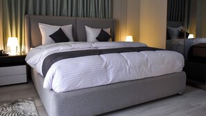 A modern hotel room with a large bed, bedside tables, and a mirror. - Stay Inn51 Al Sheikh Zayed (Giza Governorate)