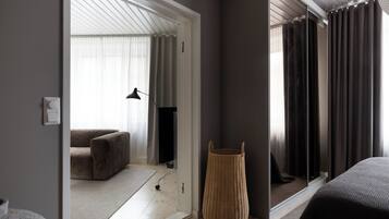 Superior-huoneisto, näköala pihalle | Oleskelualue