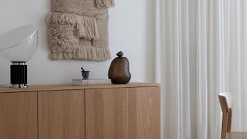 Superior-huoneisto, näköala pihalle | Yksityinen keittiö | Täysikokoinen jääkaappi, mikroaaltouuni, uuni, liesi