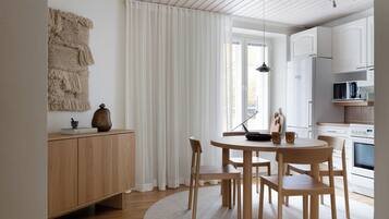 Superior-Apartment, Blick auf den Innenhof | Esszimmer