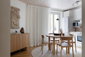 Apartamento superior, vista para o pátio | Sala de jantar