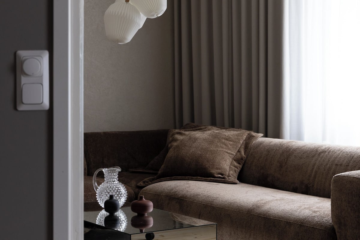 Apartamento superior, vista para o pátio | Escrivaninha, espaço de trabalho para notebook