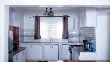 Bungalow Keluarga, pemandangan kebun | Dapur pribadi | Lemari es, microwave, dan peralatan masak/sendok-piring