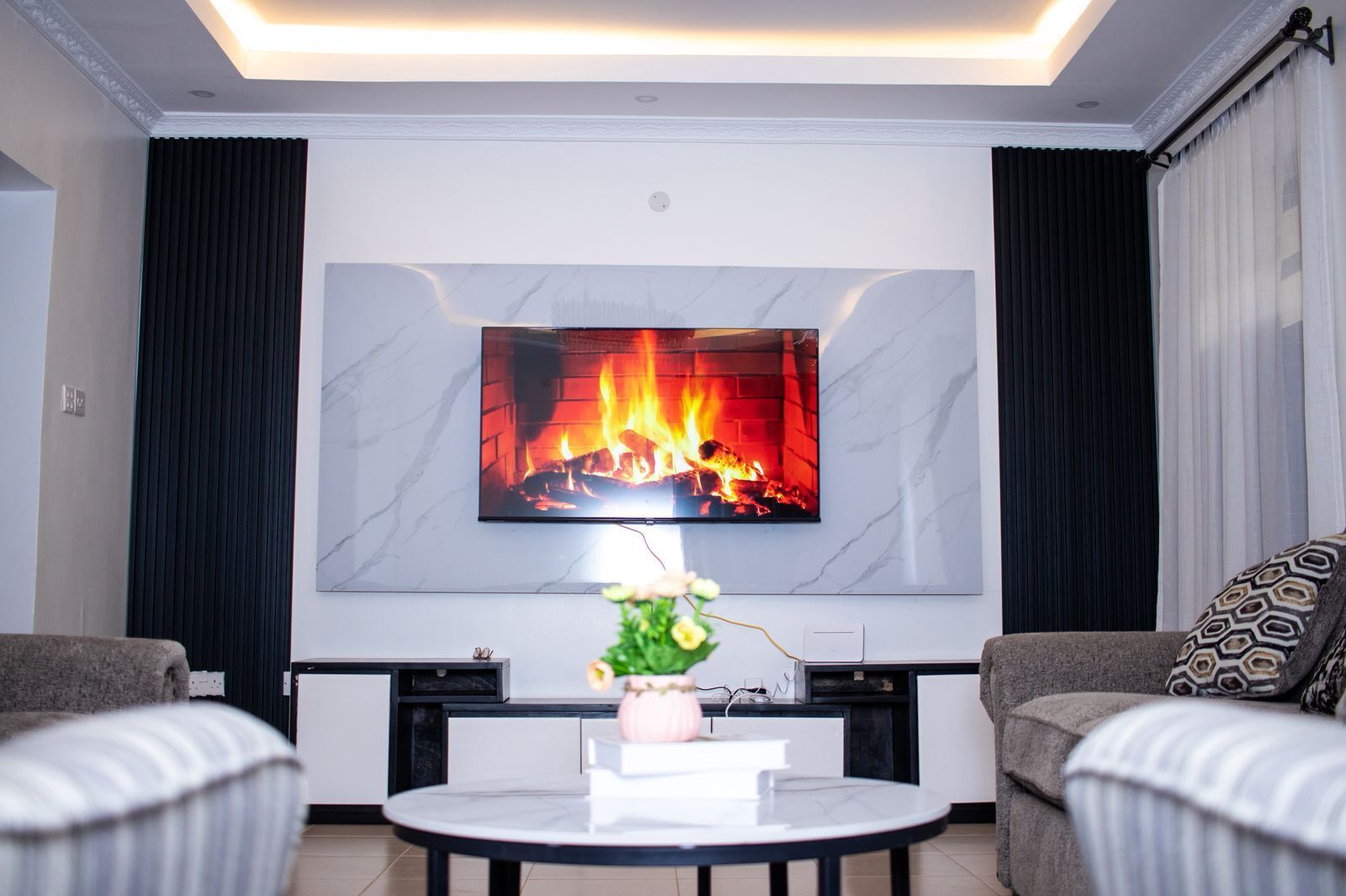 Bungalow familiar, vista al jardín | Área de sala de estar | Smart TV de 32 pulgadas con canales digitales 