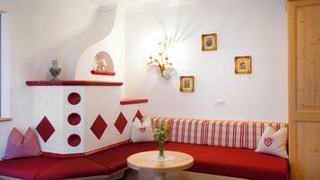 Appartamento Luxury, vista montagna | Una cassaforte in camera, una scrivania, insonorizzazione