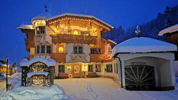 Fassade der Unterkunft â Abend/Nacht