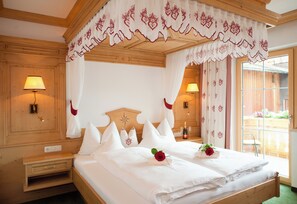 In-room safe, desk, soundproofing, travel crib - Ferienschlössl Harmonie (Holzgau)