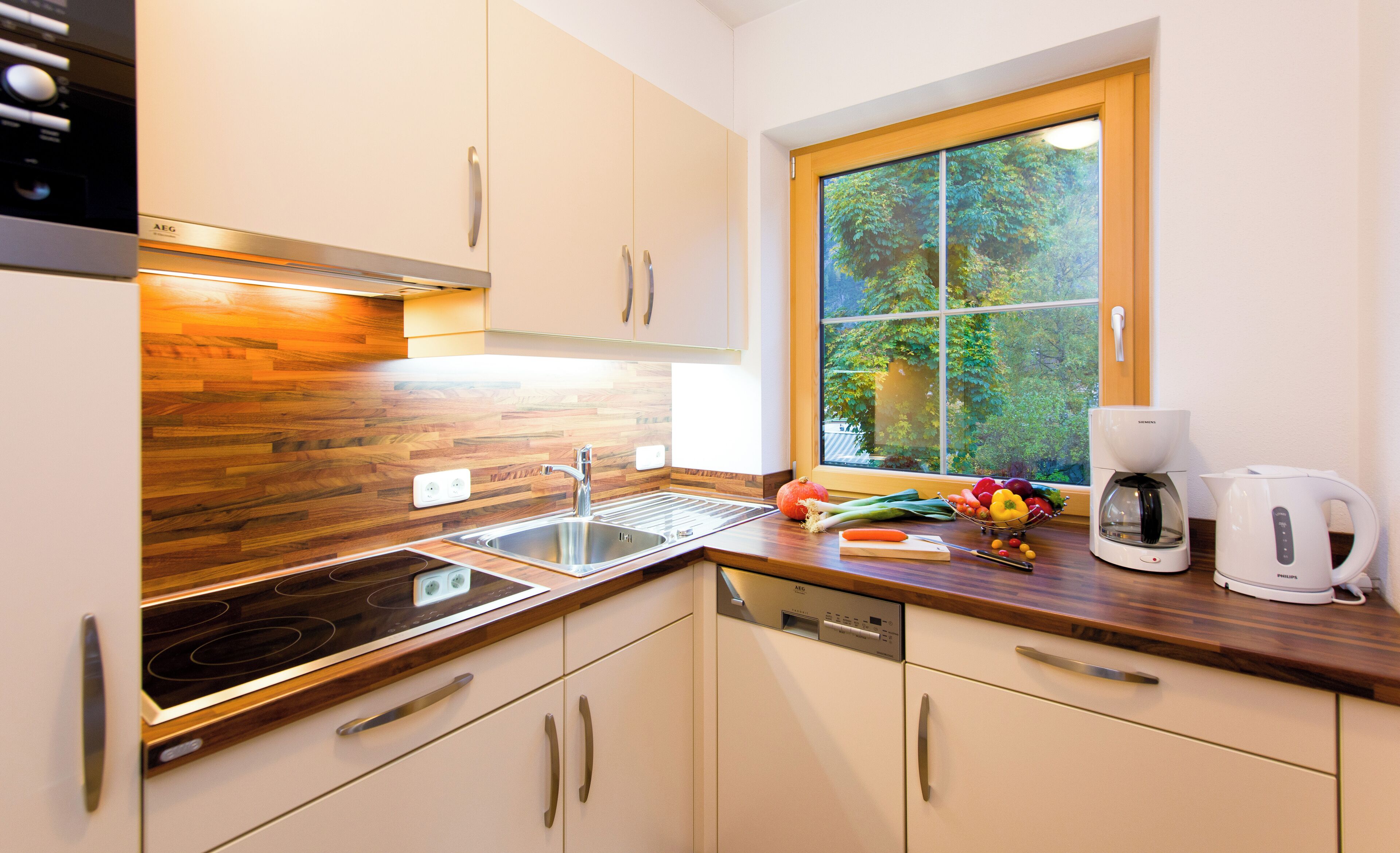 Comfort Condo, Mountain View | Private kitchen | Shared fridge, highchair