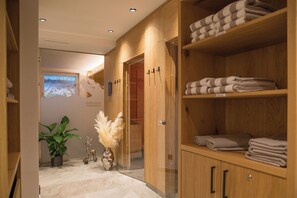 Sauna, höyrysauna, vartalohoitoja, aromaterapiaa, syväkudoshierontaa