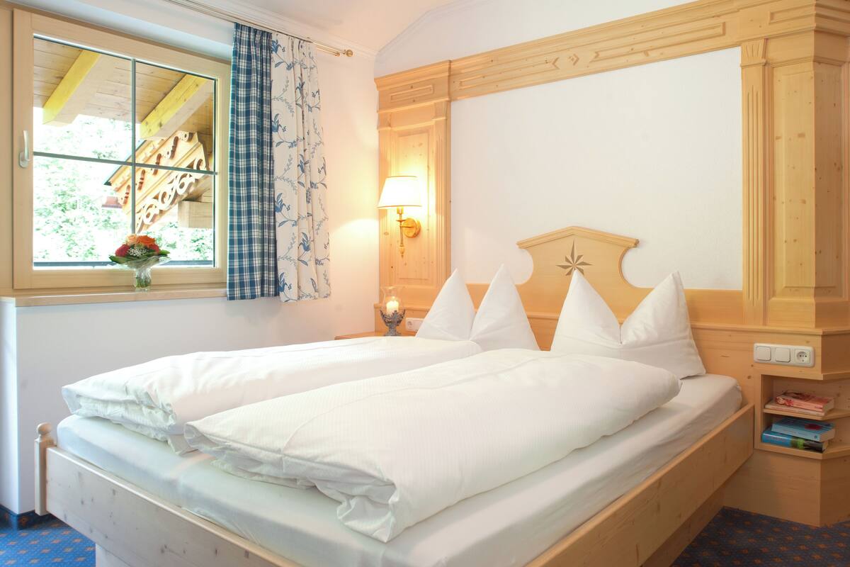 Habitació doble Comfort, vistes al jardí | Caixa forta a l'habitació, escriptori i habitacions insonoritzades 