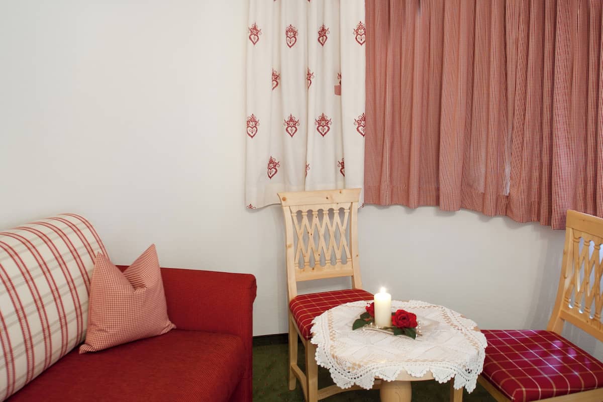 Appartement Confort, vue montagne | Coffres-forts dans les chambres, bureau, chambres insonorisées