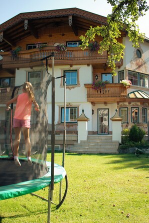 Lasten leikkialue ulkona