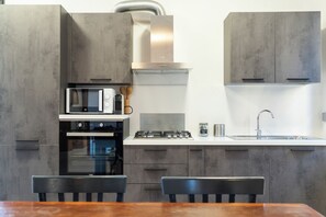 Micro-ondes, four, plaque de cuisson, lave-vaisselle