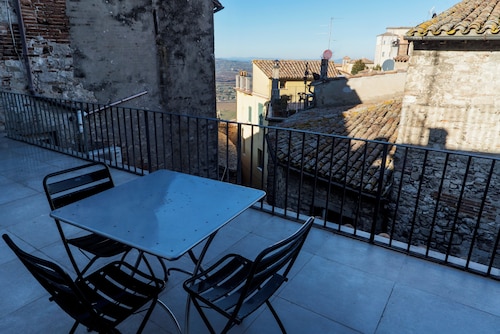 Todi center -Elegant apartment with Spectacular View. Unmissable Terrace!
