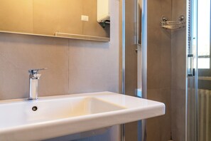 Shower, hair dryer, bidet, towels - Todi center -Elegant apartment with Spectacular View. Unmissable Terrace! (Todi)