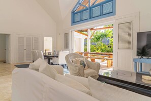 Vila, 6 quartos, para fumantes, piscina particular | Sala de estar