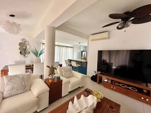 Vila, 5 quartos, para fumantes, piscina particular | Sala de estar