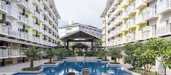 Stylish Condo 3-minutes to Airport, Poolview at Amani Grand Resort Residences