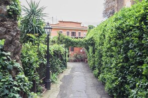 Property grounds - House of alleys (Roma)