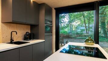 Ugn, spishäll, kaffe- och tebryggare och grytor/köksredskap