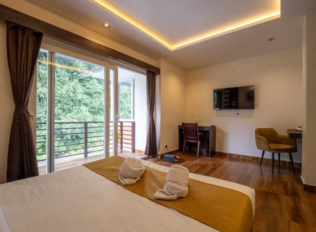 Habitación Premium | Ropa de cama de alta calidad, escritorio y cortinas blackout 