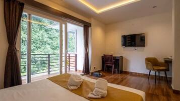 Habitación Premium | Ropa de cama de alta calidad, escritorio y cortinas blackout