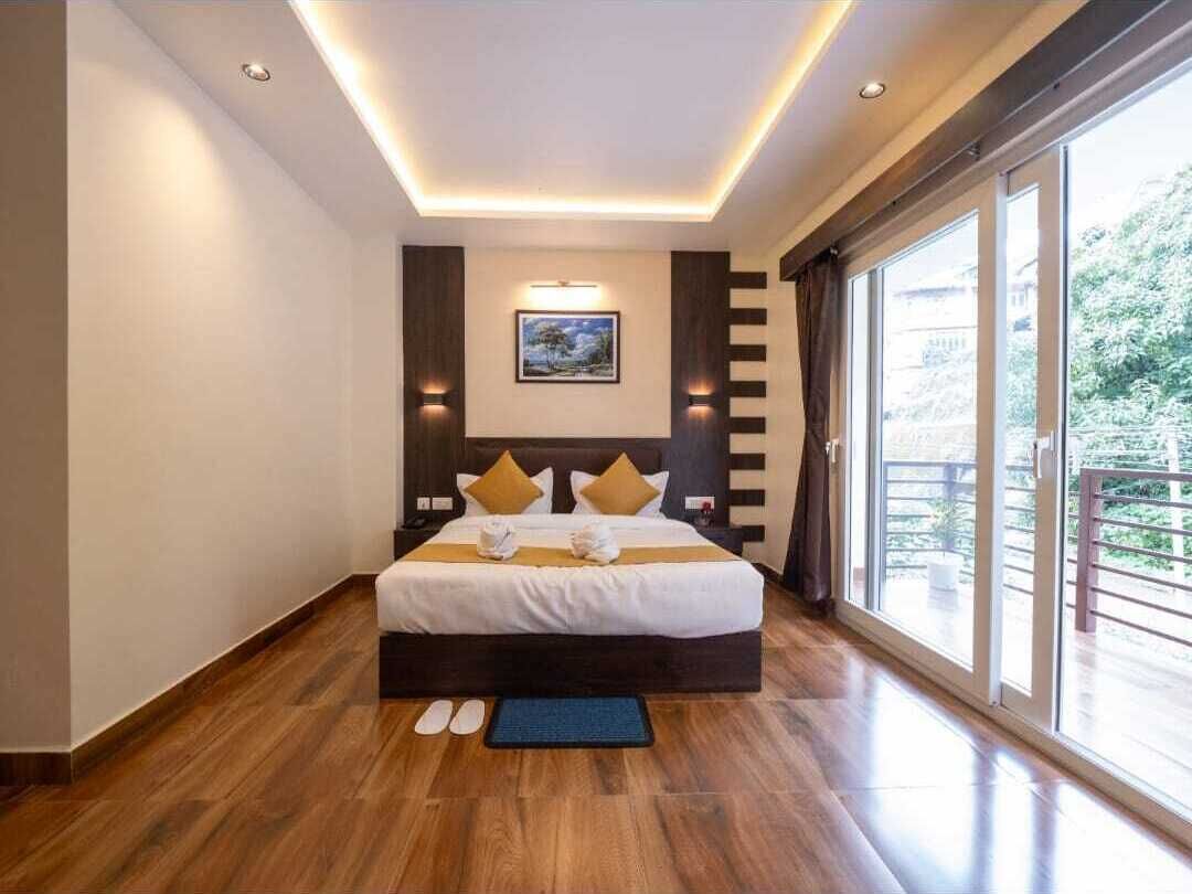 ห้องพรีเมียม | เครื่องนอนระดับพรีเมียม, โต๊ะทำงาน, ผ้าม่านกันแสง, Wi-Fi ฟรี