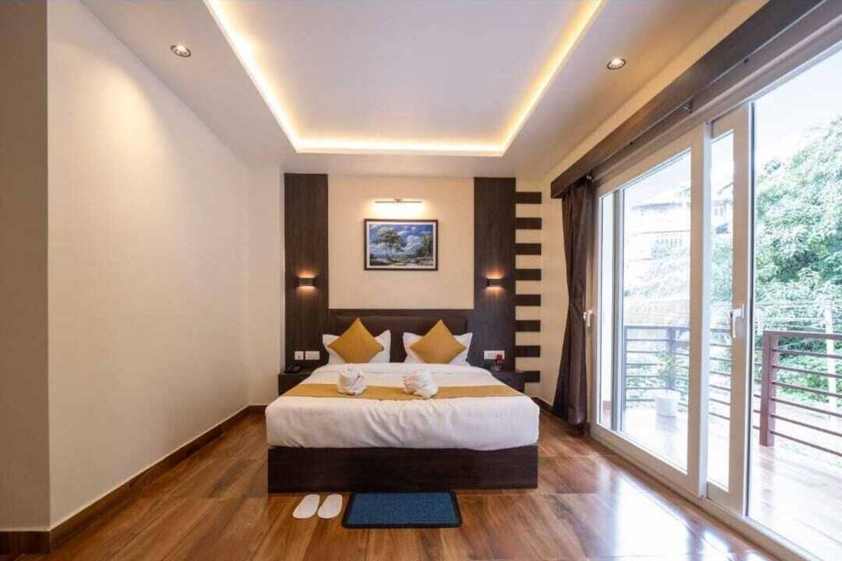 Habitación Premium | Ropa de cama de alta calidad, escritorio y cortinas blackout