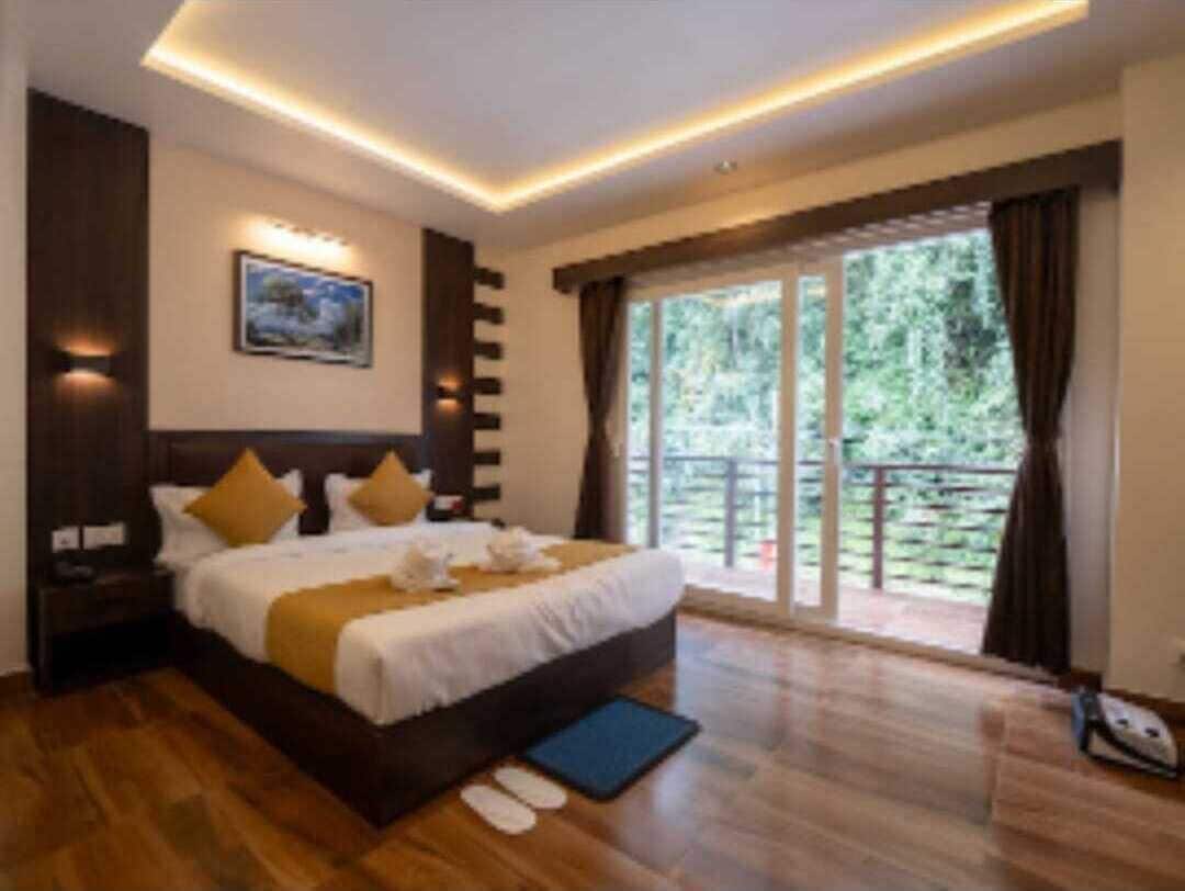 Rom – premium | Sengetøy av topp kvalitet, skrivebord og blendingsgardiner