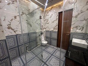 Douche, sèche-cheveux, bidet, serviettes fournies