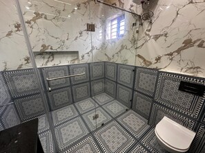 Douche, sèche-cheveux, bidet, serviettes fournies