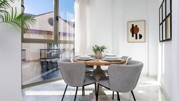 Apartamento (2 Bedrooms) | Opções para refeição no quarto