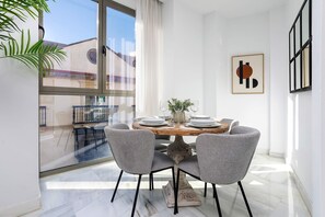 Apartamento (2 Bedrooms) | Opções para refeição no quarto