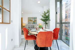 Apartment (2 Bedrooms) | Essbereich im Zimmer