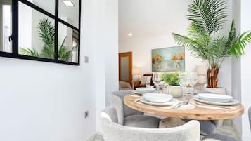 Apartamento (2 Bedrooms) | Opções para refeição no quarto